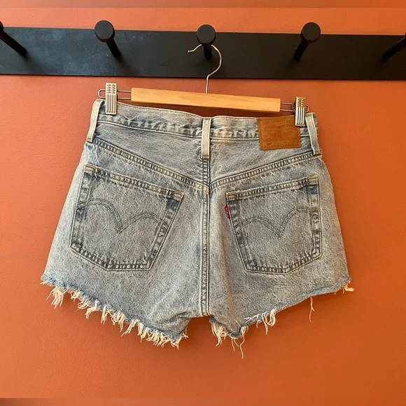 Levi’s 501 Distressed Denim Women Shorts - Picture 2 of 2